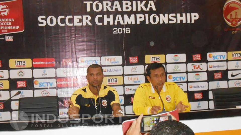 Pelatih%20Sriwijaya%20FC%2C%20Widodo%20Cahyono%20Putro%20yakin%20anak%20asuhnya%20bisa%20mencuri%20poin%20dari%20Persipura%20Jayapura.